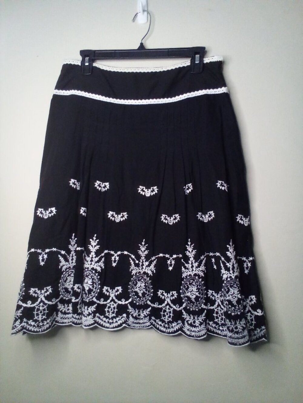 New Directions Skirt Women M Crochet Scallop Hem Lined Black White